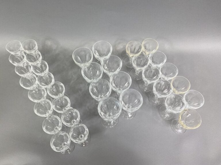 Partie de service de verres en cristal comprenant : - -8 verres à eau - -11 ver…