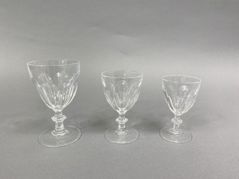 Partie de service de verres en cristal comprenant : - -8 verres à eau - -11 ver…