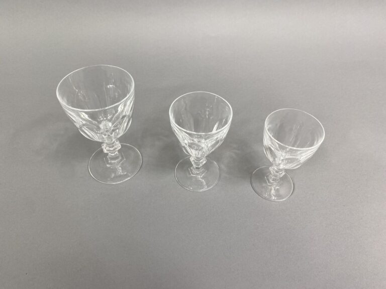 Partie de service de verres en cristal comprenant : - -8 verres à eau - -11 ver…