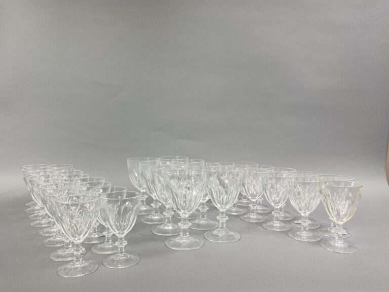Partie de service de verres en cristal comprenant : - -8 verres à eau - -11 ver…