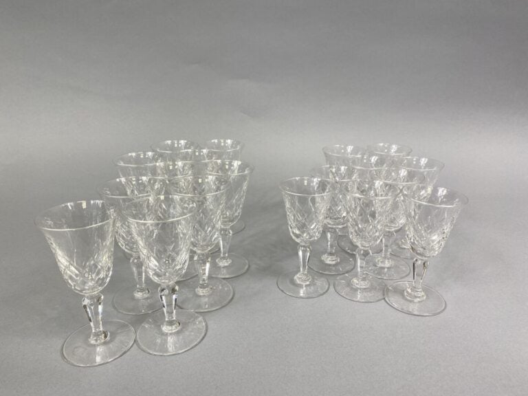 Partie de service de verres en cristal taillé comprenant 10 verres à vin et 9 v…