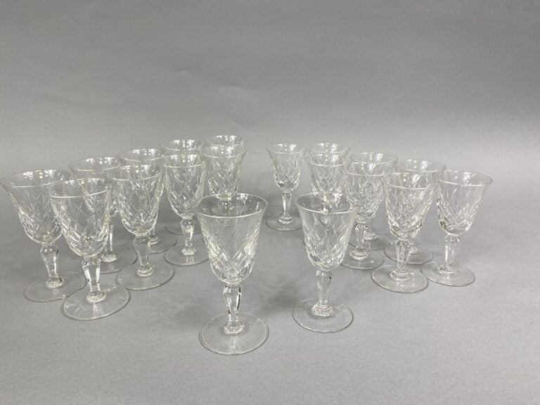 Partie de service de verres en cristal taillé comprenant 10 verres à vin et 9 v…