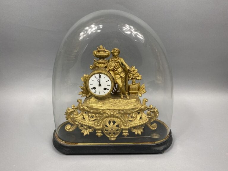 Pendule romantique en régule doré à décor de jeune homme au bouquet - Le mouvem…