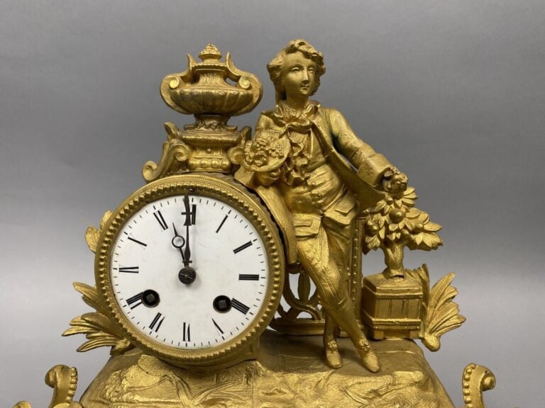 Pendule romantique en régule doré à décor de jeune homme au bouquet - Le mouvem…