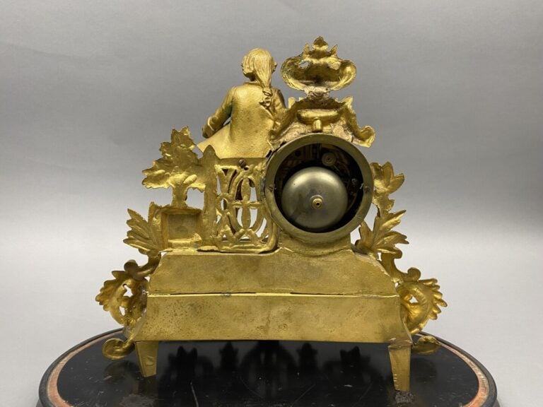 Pendule romantique en régule doré à décor de jeune homme au bouquet - Le mouvem…