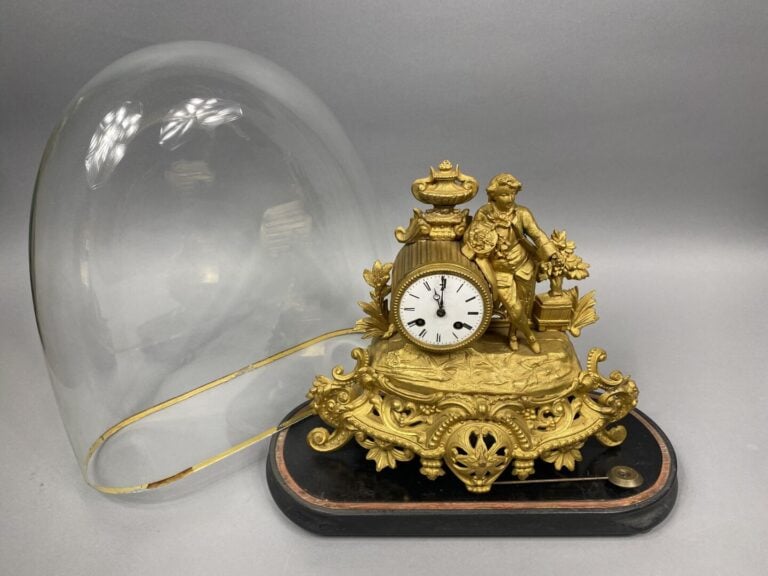 Pendule romantique en régule doré à décor de jeune homme au bouquet - Le mouvem…
