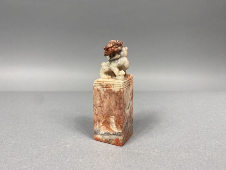 Petit lot d'objets comprenant deux bols ornés d'un décor de frises sur fond ble…