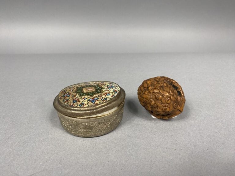 Petit lot d'objets comprenant deux bols ornés d'un décor de frises sur fond ble…
