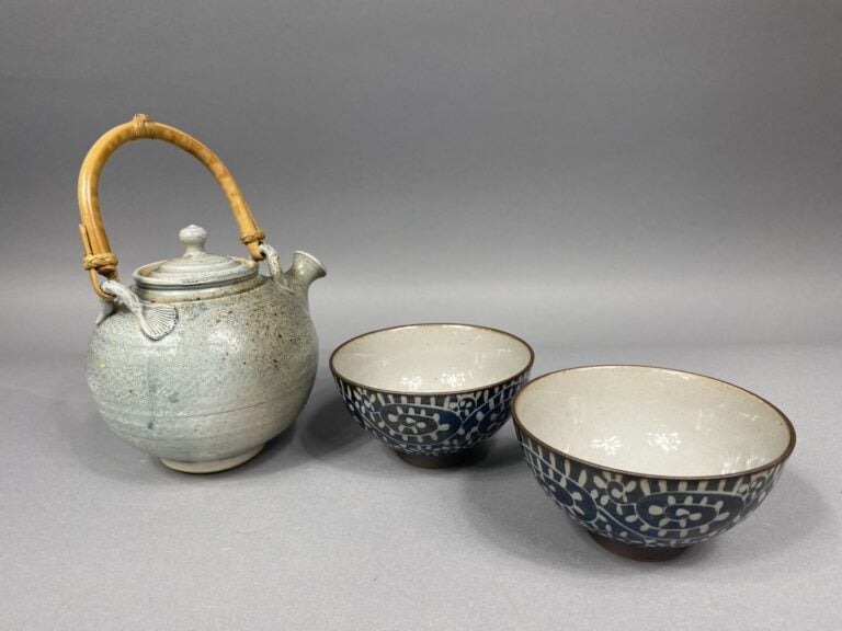 Petit lot d'objets comprenant deux bols ornés d'un décor de frises sur fond ble…