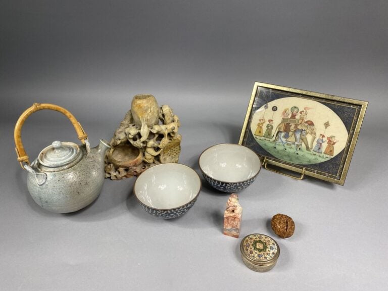 Petit lot d'objets comprenant deux bols ornés d'un décor de frises sur fond ble…