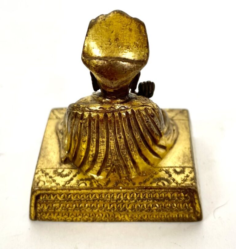 Petite sculpture en bronze doré , représentant un petit bouddha assis en taille…