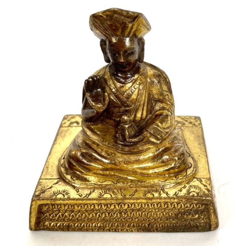 Petite sculpture en bronze doré , représentant un petit bouddha assis en taille…