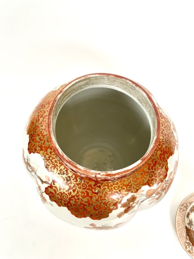 POT couvert en porcelaine polychrome blanche , corail et or à panse côtelée à d…