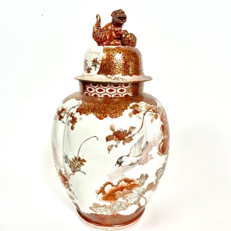 POT couvert en porcelaine polychrome blanche , corail et or à panse côtelée à d…
