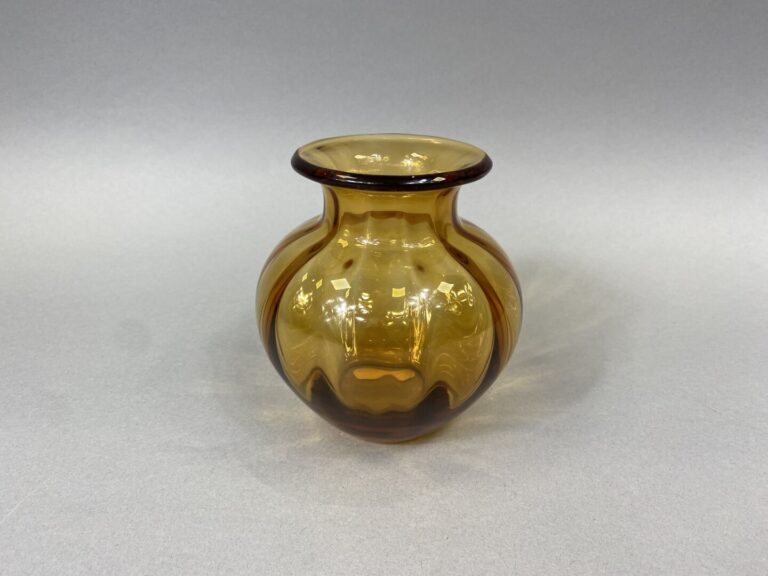 SAINT-LOUIS - Vase en cristal ambré à côtes pincées et col légèrement évasé - M…