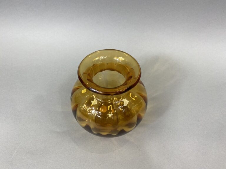 SAINT-LOUIS - Vase en cristal ambré à côtes pincées et col légèrement évasé - M…