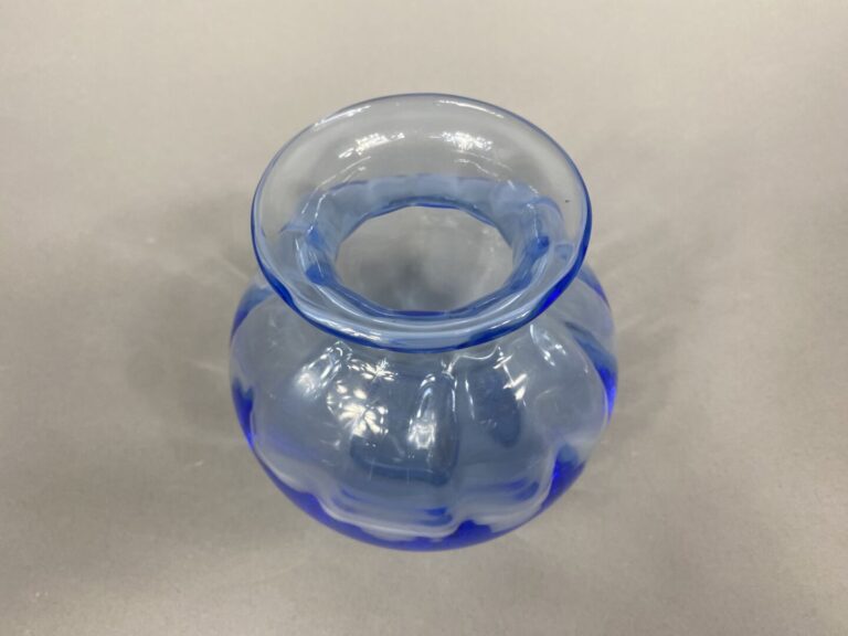 SAINT-LOUIS - Vase en cristal bleu à côtes pincées et col légèrement évasé - Ma…