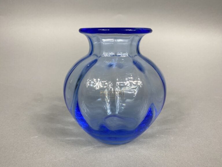 SAINT-LOUIS - Vase en cristal bleu à côtes pincées et col légèrement évasé - Ma…