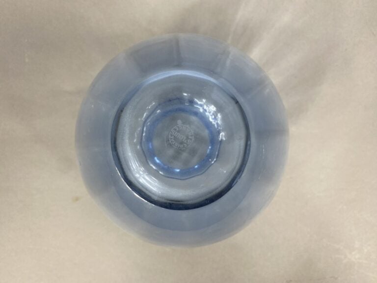 SAINT-LOUIS - Vase en cristal bleu à côtes pincées et col légèrement évasé - Ma…