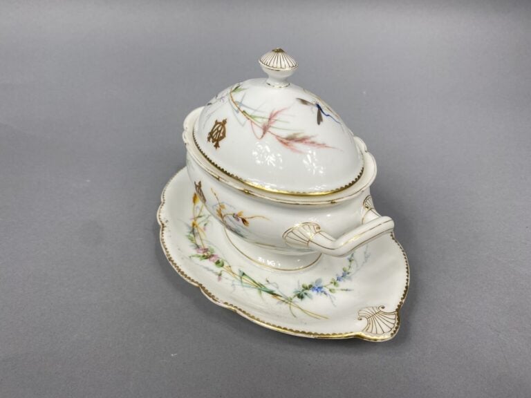 Saucière en porcelaine peinte monogrammé à décor de libelules, papillons et bra…