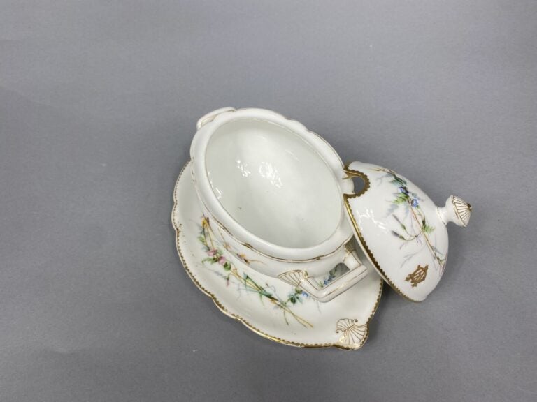 Saucière en porcelaine peinte monogrammé à décor de libelules, papillons et bra…