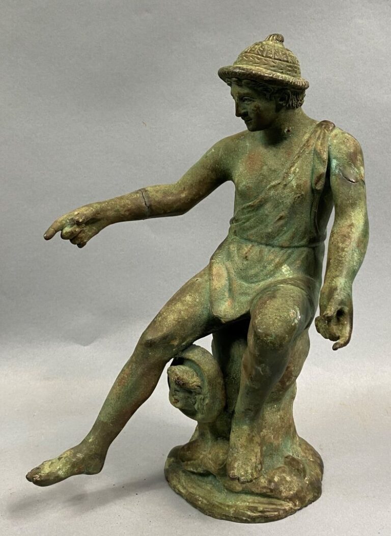 Sculpture en bronze patiné vert figurant un homme assis drapé dans le goût de l…