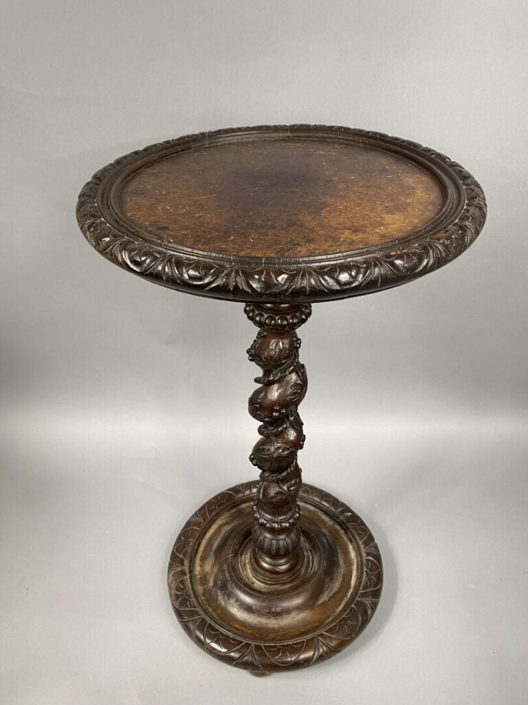Sellette en bois mouluré et sculpté de frise, godrons et grappes de raisin, le…