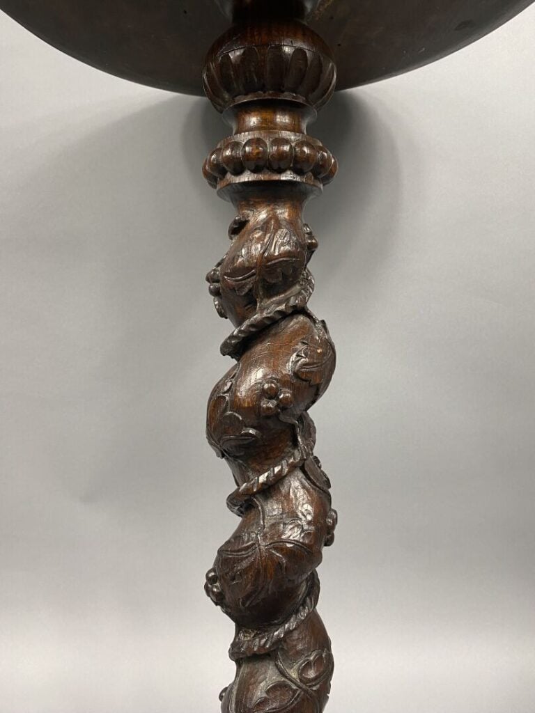Sellette en bois mouluré et sculpté de frise, godrons et grappes de raisin, le…