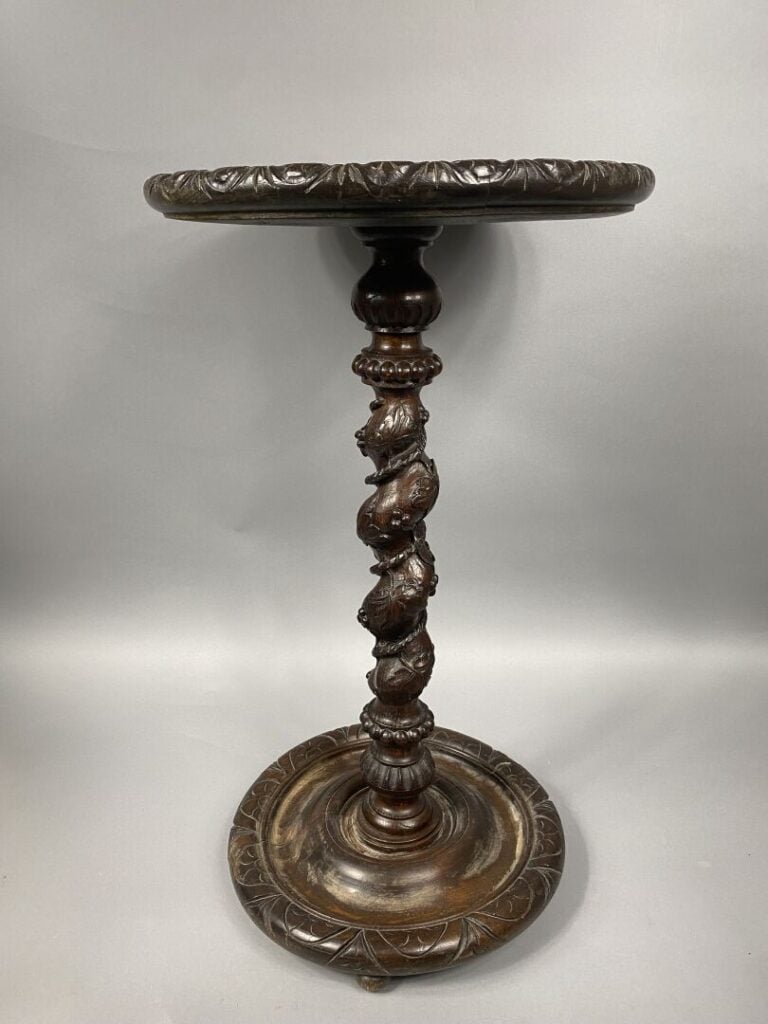 Sellette en bois mouluré et sculpté de frise, godrons et grappes de raisin, le…