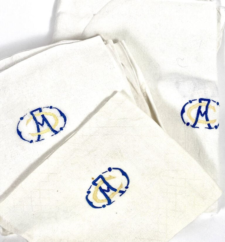 Service de table de 12 serviettes de table damassées monogrammées "AC" et 1 nap…