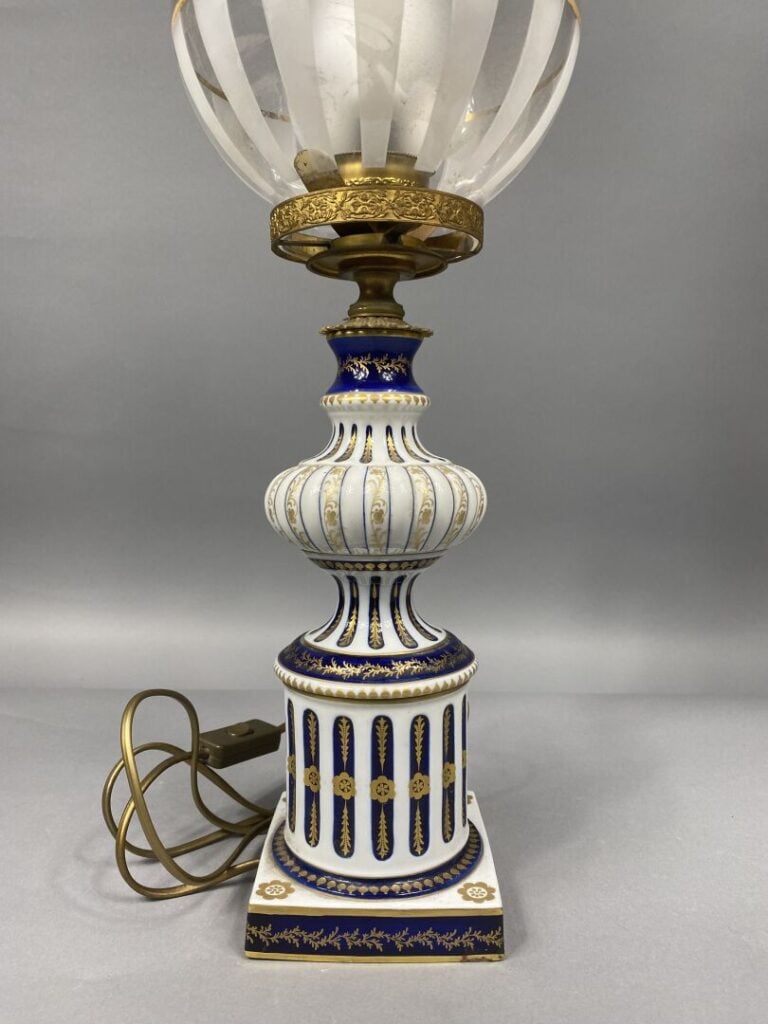 SEVRES - Pied de lampe en porcelaine émaillée blanc et bleu nuit soulignée de f…