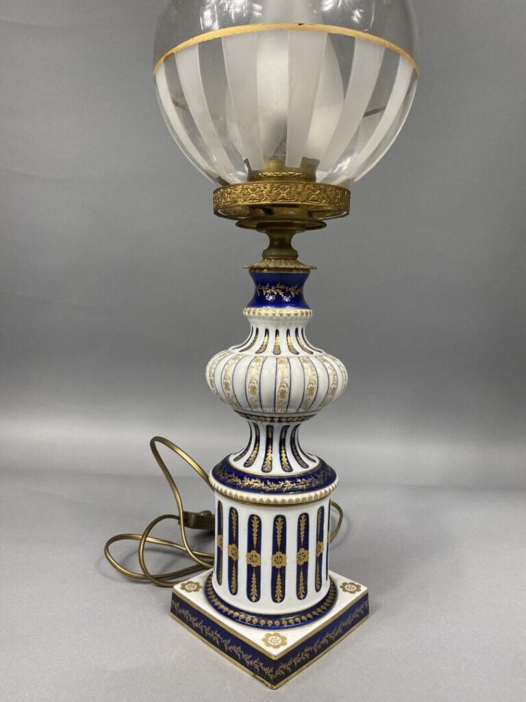 SEVRES - Pied de lampe en porcelaine émaillée blanc et bleu nuit soulignée de f…
