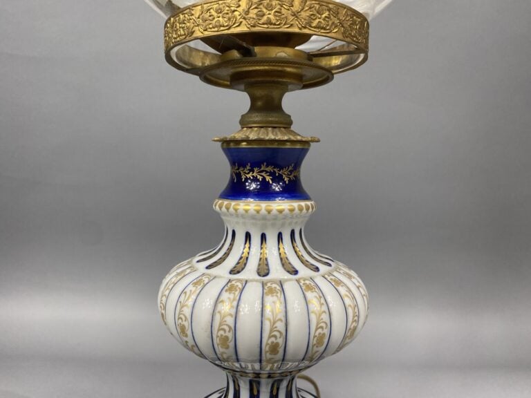 SEVRES - Pied de lampe en porcelaine émaillée blanc et bleu nuit soulignée de f…