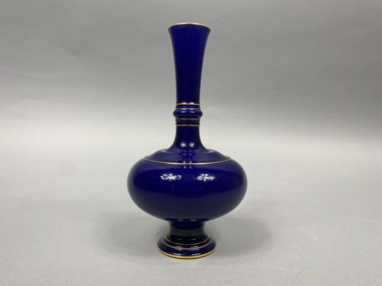 SEVRES - Vase soliflore à panse renflée et long col en porcelaine bleu nuit à d…