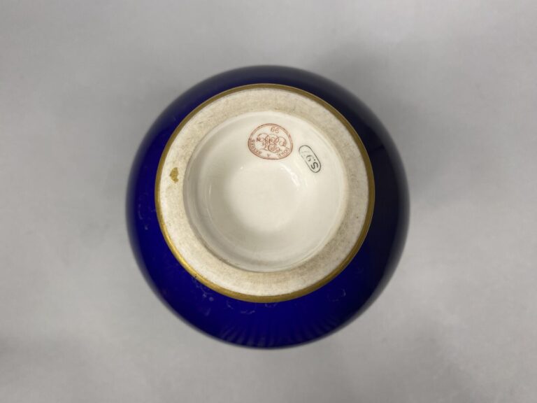 SEVRES - Vase soliflore à panse renflée et long col en porcelaine bleu nuit à d…