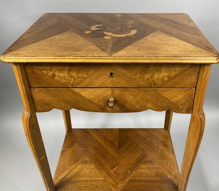 Table travailleuse en bois de placage ouvrant à un abattant et un tiroir en cei…