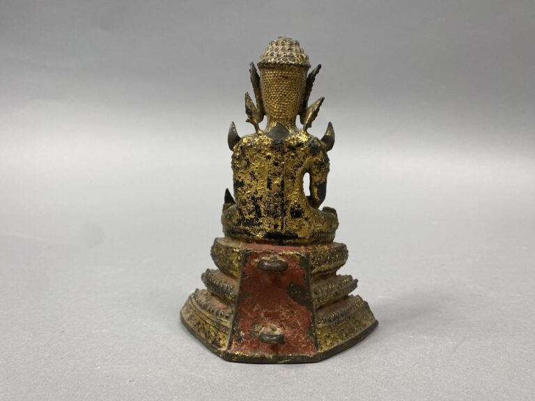 Thaiïande - Petit bouddha en alliage assis sur une base à gradins - H : 14 cm -…
