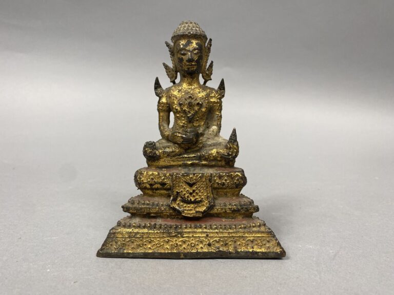Thaiïande - Petit bouddha en alliage assis sur une base à gradins - H : 14 cm -…