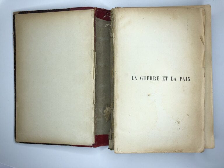 TOLSTOI (Léon Comte). - La guerre et la paix. Édité à Paris chez Hachette & Cie…