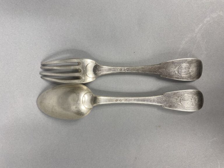 Un couvert en argent (800) chiffré - Poids total : 174g