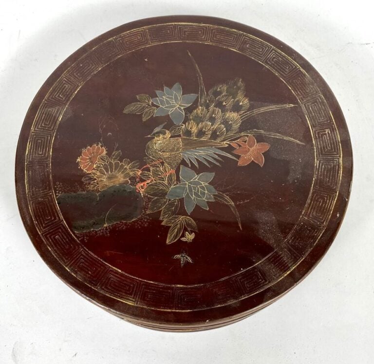 Une boite à compartiments, à décor d'un paon - Petits manques et sautes de mati…