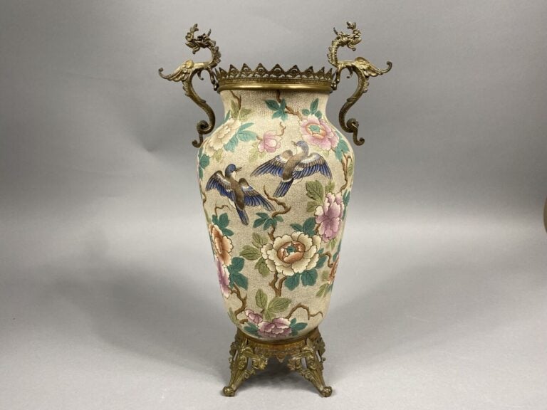 Vase balustre en céramique à décor émaillé polychrome de pivoines et volatiles,…