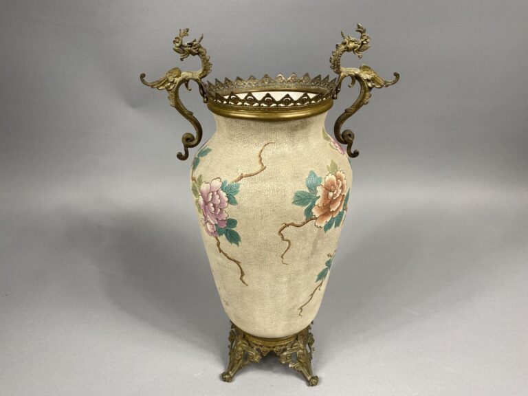 Vase balustre en céramique à décor émaillé polychrome de pivoines et volatiles,…