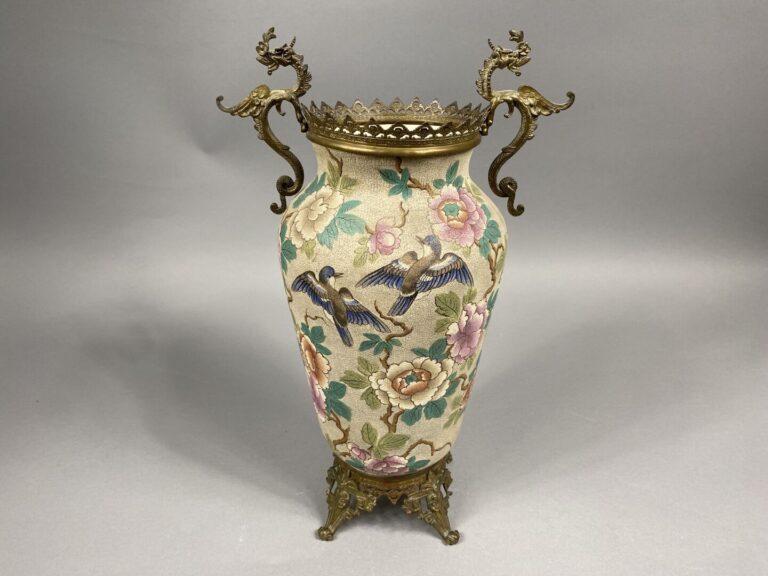 Vase balustre en céramique à décor émaillé polychrome de pivoines et volatiles,…