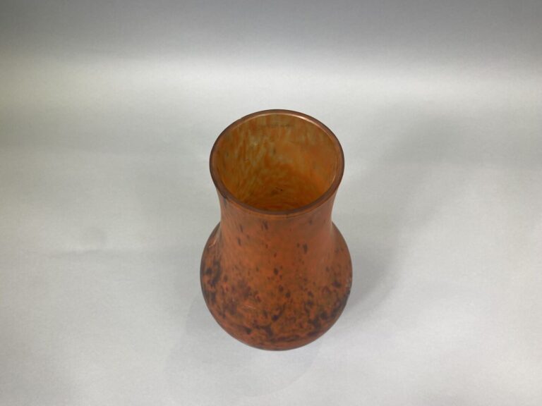Vase balustre en verre marmoréen dans les tons brun orangé - Signé MAUD - H : 3…