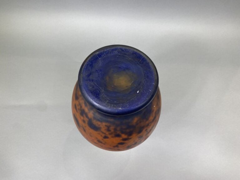 Vase balustre en verre marmoréen dans les tons brun orangé - Signé MAUD - H : 3…