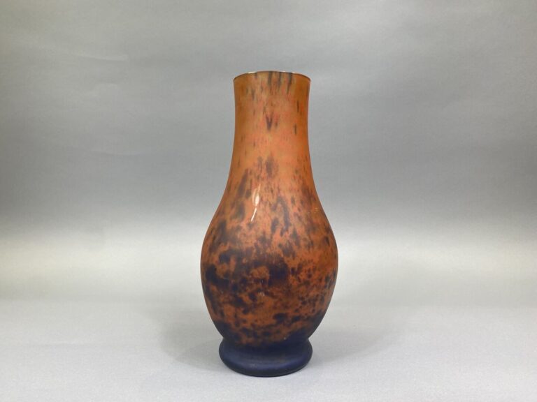 Vase balustre en verre marmoréen dans les tons brun orangé - Signé MAUD - H : 3…