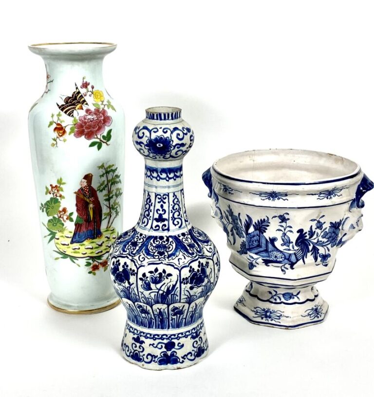 Vase Delft en faïence bulbeux(31 cm) et un vase dans le goût japonais (36 cm).…