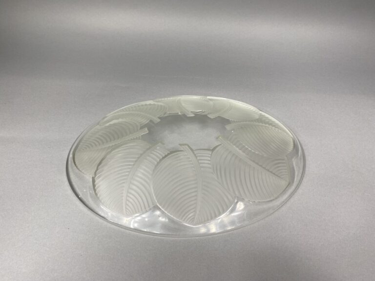 VERLYS - Coupe en verre moulé-pressé de forme ovale à décor satiné de feuilles…