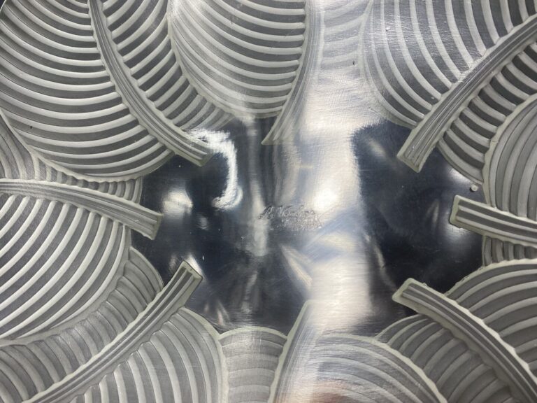 VERLYS - Coupe en verre moulé-pressé de forme ovale à décor satiné de feuilles…